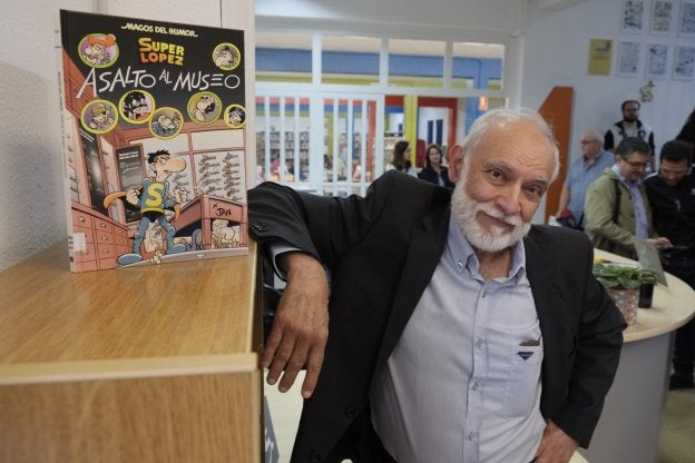 El dibujante Jan inauguró ayer una exposición con sus trabajos en la Biblioteca Municipal de Santander.