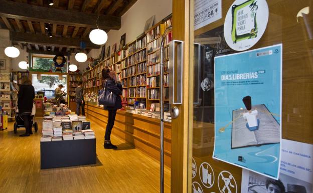 Interior de la librería Gil.