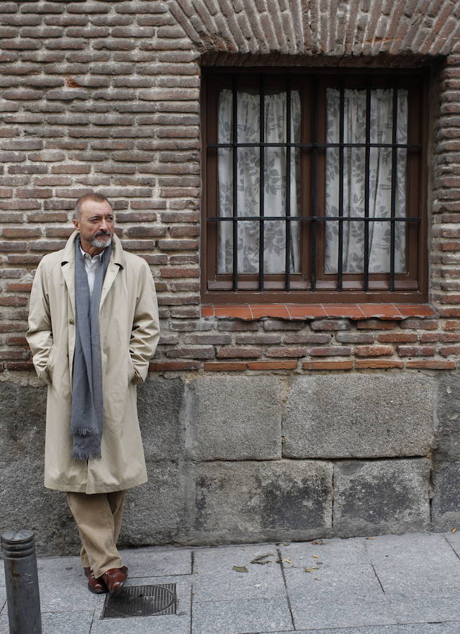Arturo Pérez Reverte, escritor español, posa en una calle de Madrid.