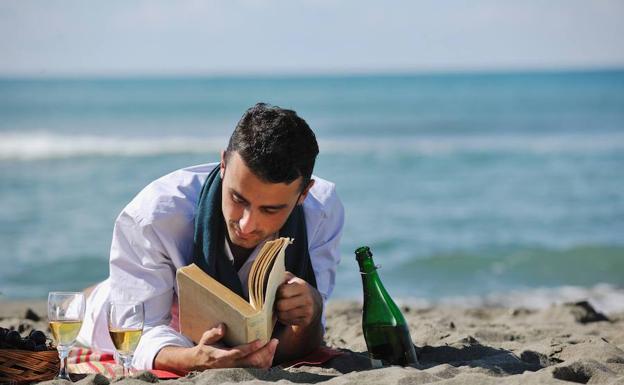 La playa, un vino blanco bien frío y un libro, una buena combinación