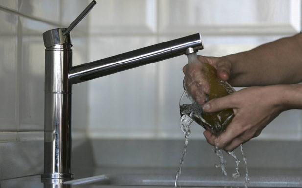 Ascan avisa de que el agua saldrá sin presión y turbia./Celedonio Martínez