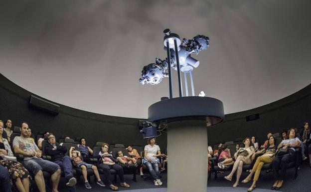 Los asistentes aguardan el inicio de la jornada divulgativa de puertas abiertas del Planetario de Santander