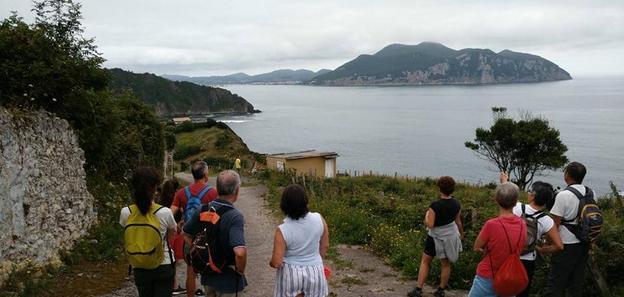 Imagen de un grupo de participantes en una ruta medioambiental a su paso por Valverde.