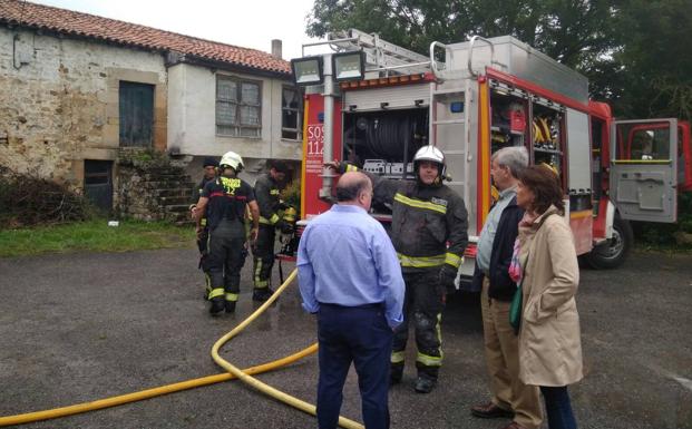 Dispositivo de extinción del incendio de la vivienda, que fue supervisado por el consejero de Presidencia.