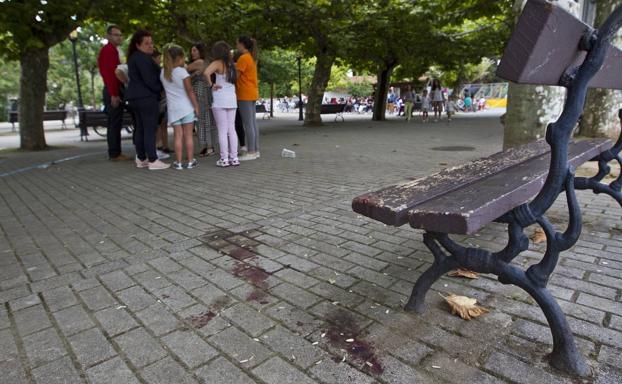 Los restos de sangre, aún visibles ayer, señalan el punto de la plaza en el que se produjo la agresión.