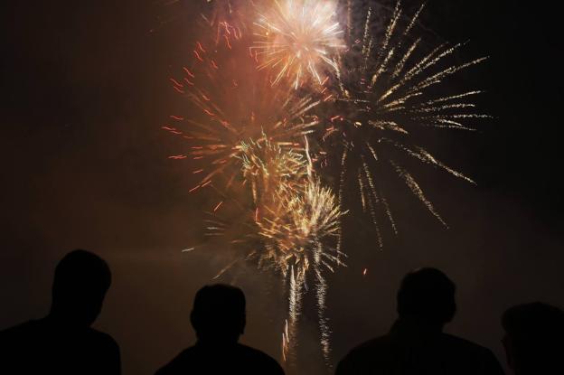 Acto multitudinario. Fueron muchos los que presenciaron los fuegos artificiales durante la noche del martes. Luis Palomeque