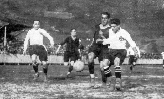 Óscar intenta controlar el pase de Pagaza ante Urresti, en 1925.