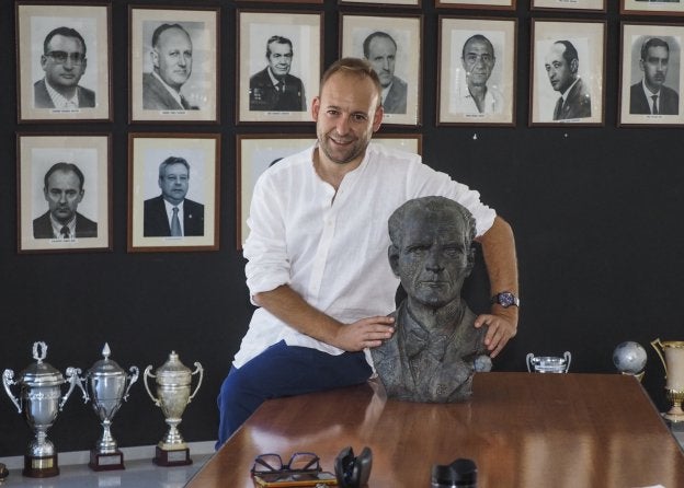 Bustamante señala que ganar la Liga y ascender son de nuevo la prioridad de la Gimnástica.