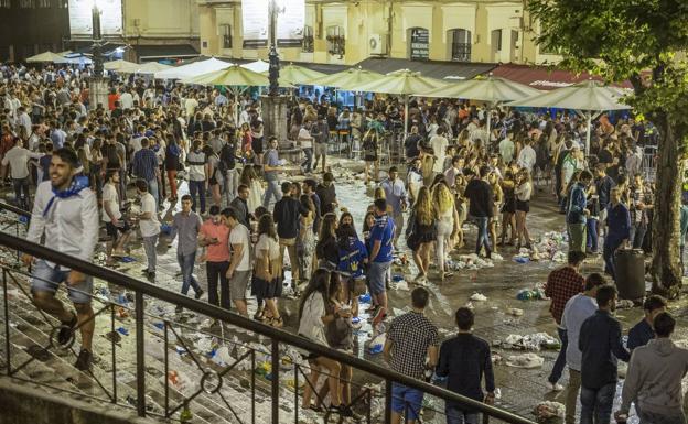 Plaza de Cañadío, una noche de las fiestas de Santiago.