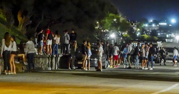 Imagen que ofrece el aparcamiento de la Playa del Camello un fin de semana de verano