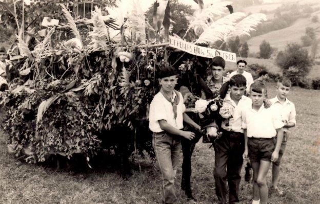 Fotografía cedida por Yolanda Higuera, datada en 1967, donde se ve una de las carrozas típicas que se realizaban en aquellos años y que ahora han variado mucho .