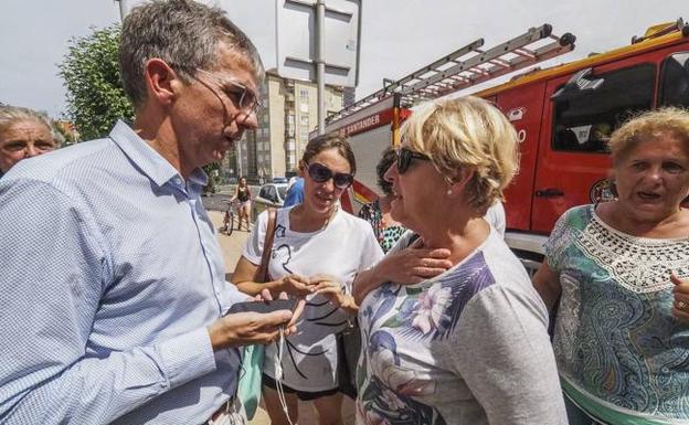 César Díaz, hablando con vecinas afectados por el derrumbe de la calle del Sol