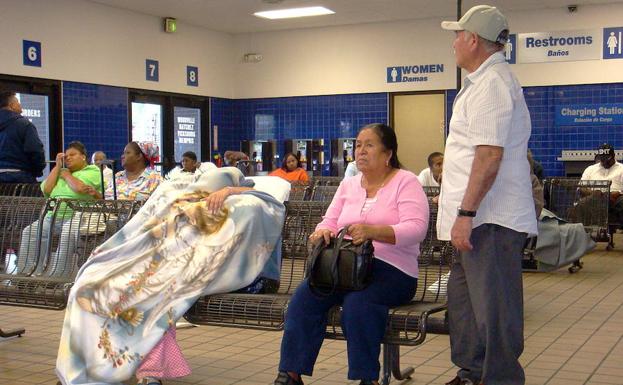 Inmigrantes en la estación de autobuses de Baton Rouge.