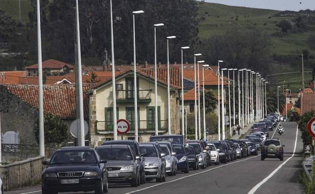Imagen de una de las colas que se forman para entrar al Parque de la Naturaleza de Cabárceno