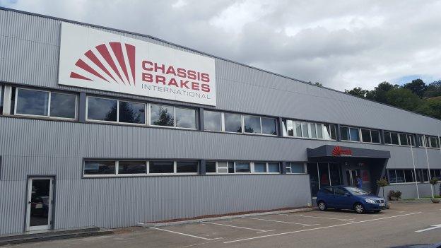 Fachada de la fábrica Chassis Brakes, la filial española del grupo internacional, ubicada en San Felices de Buelna.