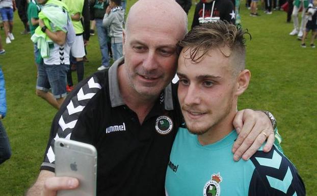 Sergio Camus posa junto a un aficionado racinguista.