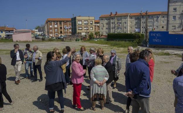 Vecinos del barrio de Cueto en torno al área que delimitará el nuevo centro cívico