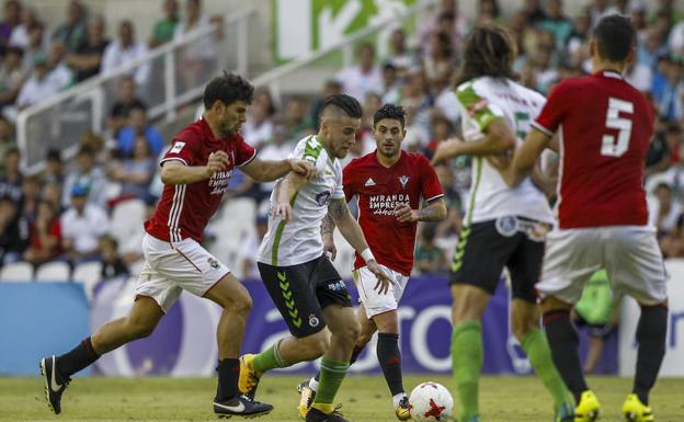 Aquino estuvo vigilado en todo momento por la zaga del Mirandés