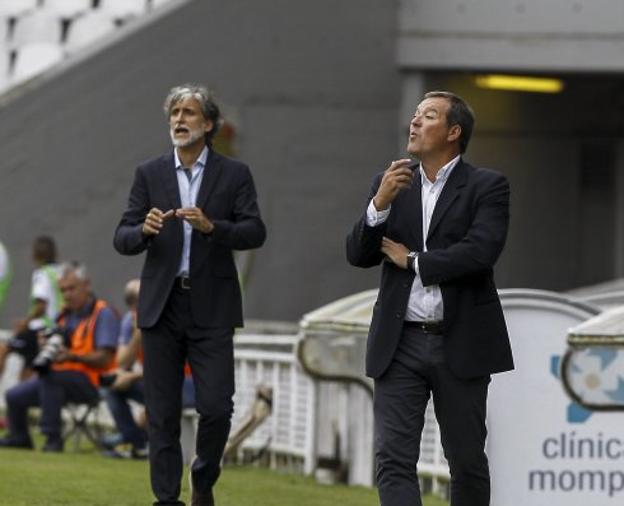 Ángel Viadero (derecha) y Pablo Alfaro viven con intensidad el partido de ayer.