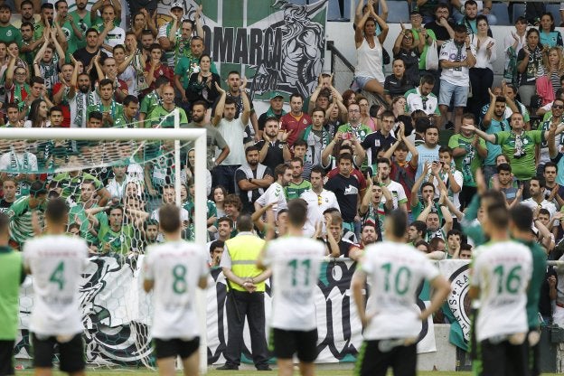 El Racing se enfrenta a una posible sanción por los objetos que cayeron al campo el pasado domingo en el partido ante el Mirandés.