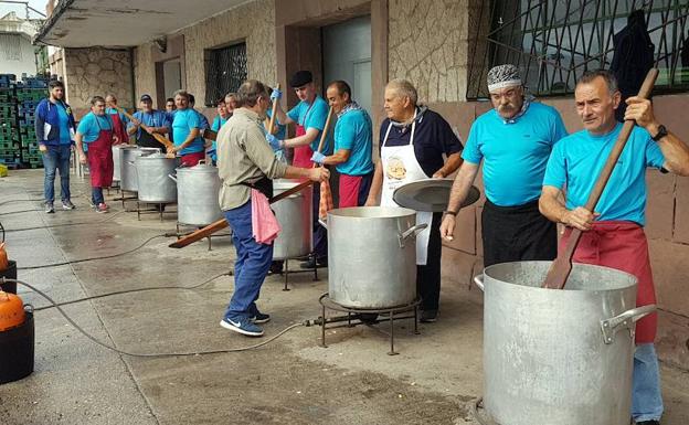 700 kilos de bonito, 200 kilos de cebolla roja y 1.200 de patatas repartidos en cerca de 4.500 raciones