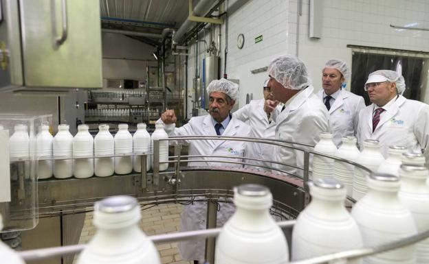 Visita a la empresa Andía Lácteos (Grupo Iparlat) del presidente de Cantabria, Miguel Ángel Revilla, en Renedo de Piélagos.