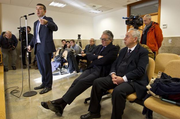 David González Pescador declara como testigo en el juicio en el que 'Harry', a su izquierda, impugnó las Juntas de Accionistas de 2014/Javier Cotera