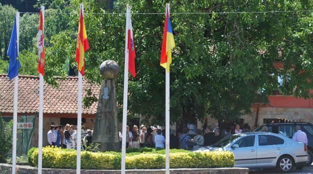 Monumento a Fleming inaugurado en 1965 y al fondo el restaurante que regentó Pedro González, hoy con el nombre del científico/Nacho Cavia