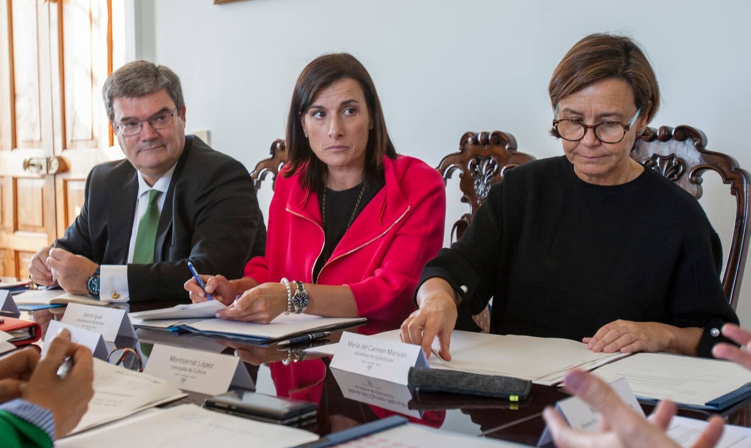 El alcalde de Bilbao, Juan María Aburto, Gema Igual, alcaldesa de Santander, y María del Carmen Moriyón, alcaldesa de Gijón, durante la reunión mantenida en La Magdalena./Alberto Aja