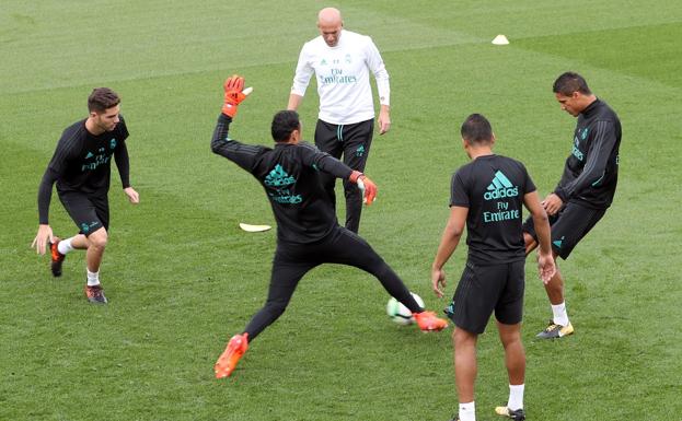 Luca Zidane, Keylor Navas, Casemiro y Raphael Varane entrenando con Zinedine Zidane./Efe