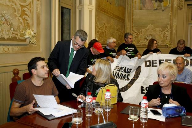 Integrantes de la plataforma que se opone al polígono industrial de Las Excavadas interrumpieron el Pleno durante algunos minutos/Luis Palomeque