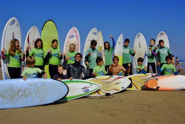 El surf es una de las actividades que más crece entre los jóvenes y este año contará con las propuestas de cuatro escuelas. /