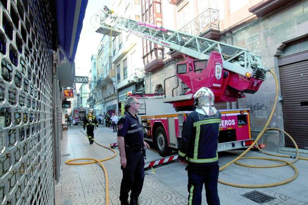Intervención del servicio comarcal de bomberos en una calle céntrica de Torrelavega./Luis Palomeque