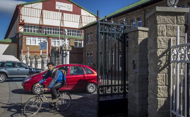 Entrada a la fábrica de Gamesa en Reinosa./Andrés Fernández