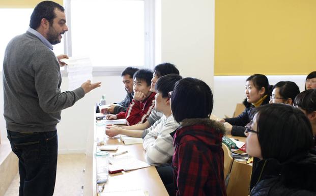 Un profesor imparte una lección en la Universidad de Filología de la Complutense de Madrid. /José Ramón Ladra