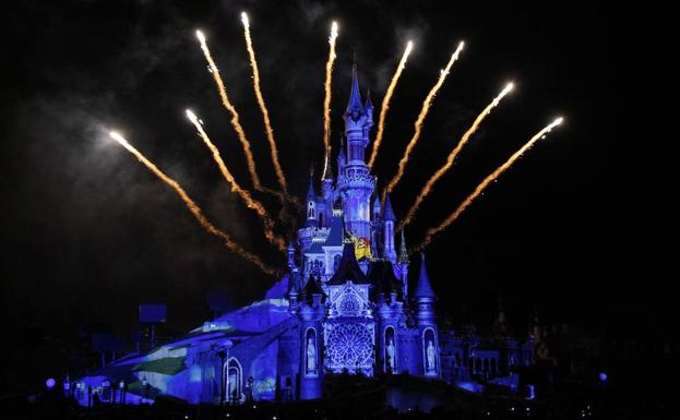 Fuegos artificiales en el Castillo de la Bella Durmiente. /Benoit Tessier (Reuters)