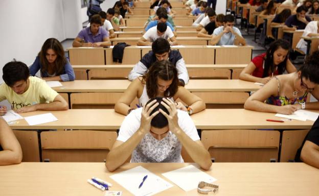 Estudiantes sevillanos se enfrentan a las pruebas de selectividad de septiembre. /Marcelo del Pozo (Reuters)