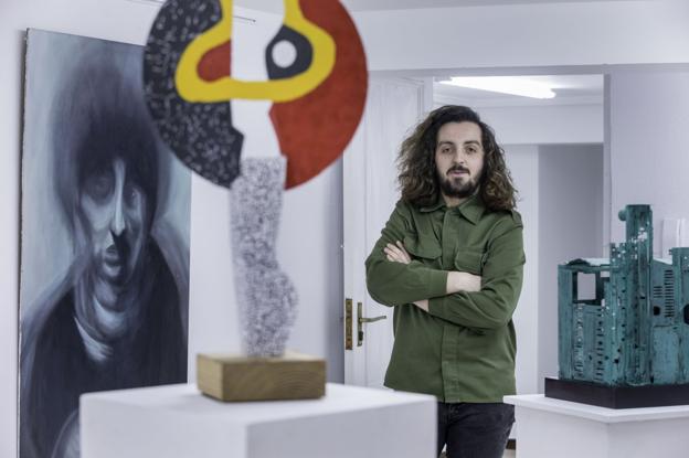 Curro Gallego-Preciados dirige esta nueva galería en la calle Rampa Sotileza. /Roberto Ruiz