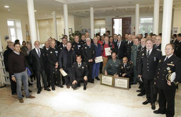Imagen los agentes condecorados ayer en Castro Urdiales, junto al delegado del Gobierno/Abel Verano