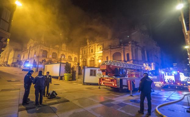 El edificio, en la noche del siniestro. /Daniel Pedriza