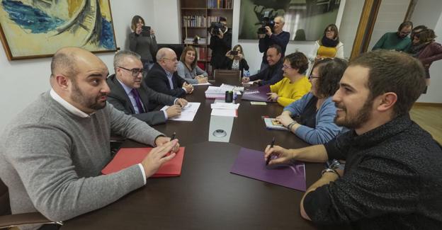 Representantes de PRC y PSOE mantuvieron ayer un encuentro fallido con Podemos para negociar el Presupuesto. /Antonio 'Sane'
