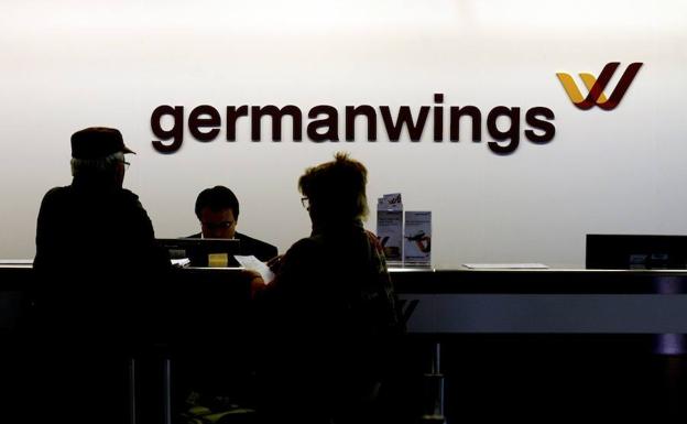 Dos clientes, en el mostrador de Germanwings./