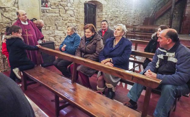 José Ramón Ocejo, párroco en San Roque de Riomiera, dice que a las misas del sábado sólo van ocho feligreses. El panorama únicamente cambia para los funerales.