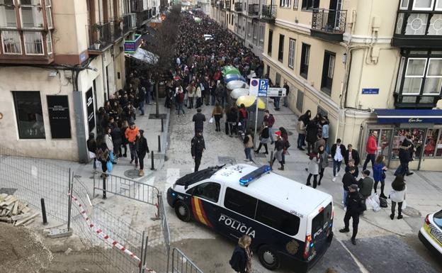 Un furgón policial tapona la entrada a Peña Herbosa en la tarde de esta Nochebuena./Antonio 'Sane'