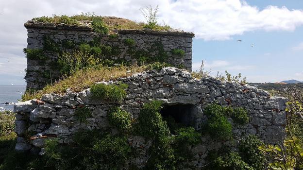 La ermita se encuentra situada en un islote de la playa de Ris. /DM