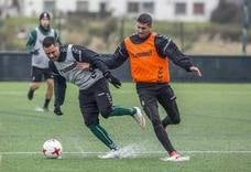 Córcoles (izquierda) pelea la pelota con Diego Rozas, ayer en La Albericia./Celedonio Martínez