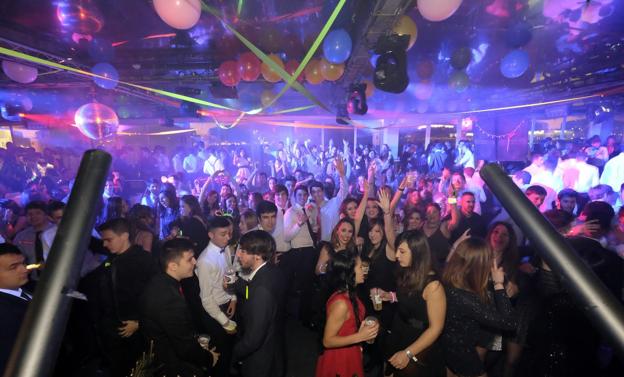 Los jóvenes visten sus mejores galas para recibir el Año Nuevo en discotecas. /DM