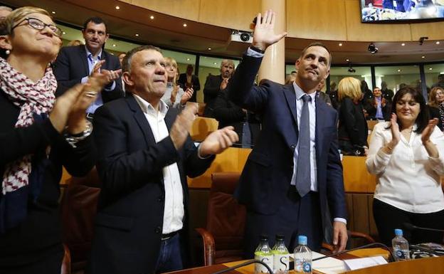 Simeoni saluda tras su elección. /PASCAL POCHARD-CASABIANCA (Afp)