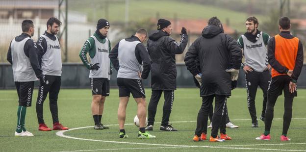 Ángel Viadero da instrucciones a sus futbolistas durante la sesión del martes en La Albericia. /Celedonio Martínez