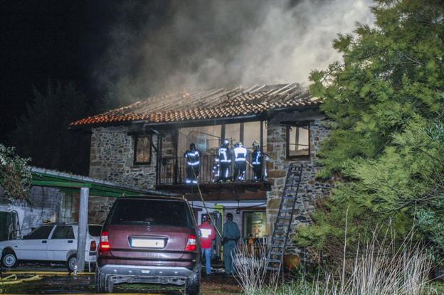 Los bomberos no pudieron hacer nada por la víctima por la virulencia de las llamas. :: luis palomeque/Luis Palomeque